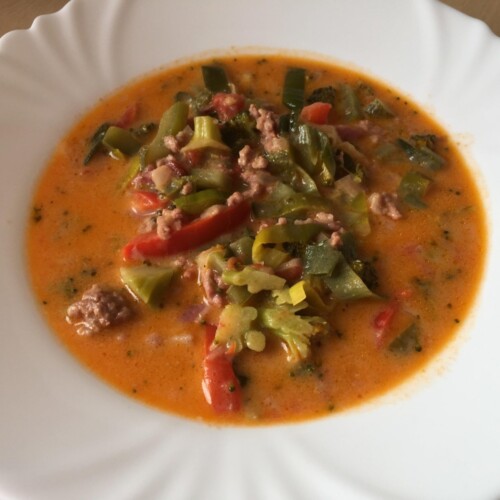 Herzhafte Keto Hackfleisch-Gemüsesuppe