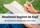 Eine Person schreibt in ein Tagebuch, umgeben von grüner Natur. Der Text „Abnehmen beginnt im Kopf – Wie du hinderliche Glaubenssätze überwindest“ wird eingeblendet.