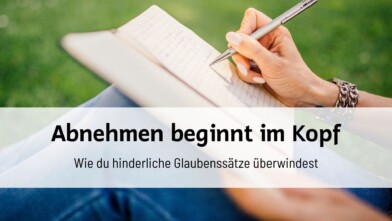 Eine Person schreibt in ein Tagebuch, umgeben von grüner Natur. Der Text „Abnehmen beginnt im Kopf – Wie du hinderliche Glaubenssätze überwindest“ wird eingeblendet.