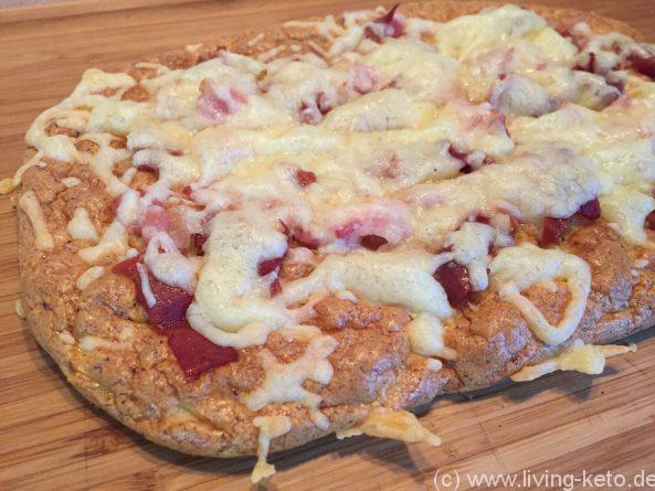 Ketogenes Pizza-Brot – goldbraun gebacken und serviert auf einem Holzbrett, perfekt als Low-Carb-Snack oder Keto-Beilage.