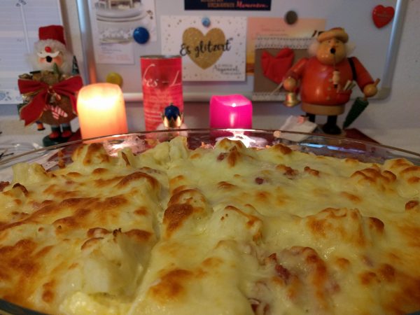 Cremiger Blumenkohl-Auflauf mit geschmolzenem Käse in einer Auflaufform – ein köstliches Keto- und Low-Carb-Gericht.