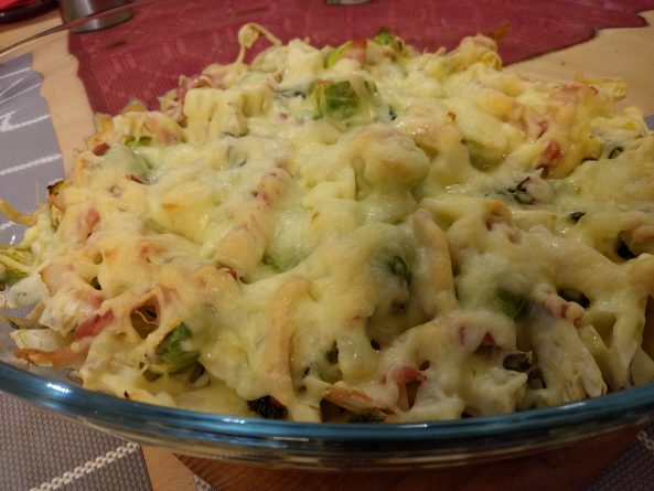 Goldbraun gebackener Rosenkohl-Fenchel-Auflauf mit knusprigem Bacon und geschmolzenem Käse.  