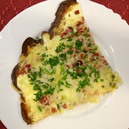 Keto Flammkuchen Elsässer Art – knuspriger Low Carb Flammkuchen mit Käse, Bacon und Crème Fraîche, perfekt für die ketogene Ernährung und einfach zubereitet.