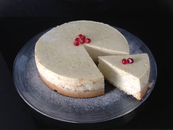 Glutenfreier und ketogener Zitronen-Vanille-Cheesecake auf einem Teller - Cremig und lecker