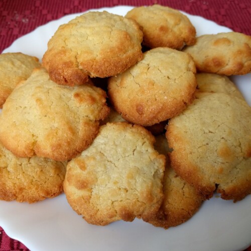 Keto Tahini Cookies auf weißem Teller – Low Carb, glutenfrei