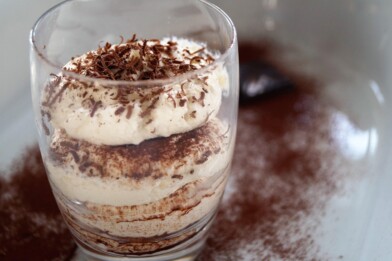 Ketogenes Tiramisu im Glas – eine cremige Low-Carb-Dessert-Variante mit glutenfreiem Biskuit und Mascarpone-Creme, garniert mit ungesüßtem Kakao.