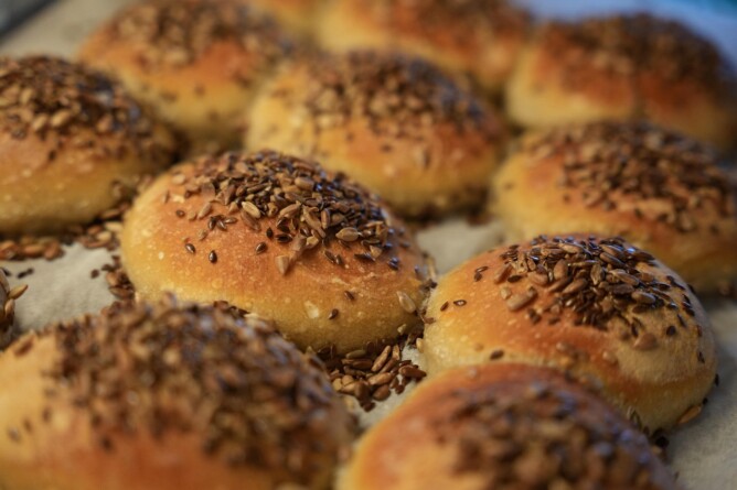 Frischkäse-Leinsamen-Brötchen frisch aus dem Ofen