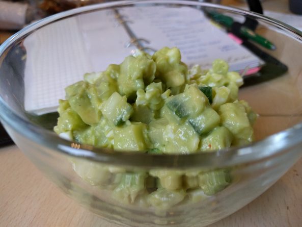 Genussvoller Bissen Avocado-Eiersalat – ein sättigendes Low Carb Gericht.