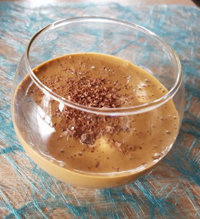 Eine cremige Keto Kaffee Creme in einem Glas, dekoriert mit geraspelter Schokolade, ideal für die ketogene Ernährung und perfekt als schnelles Low Carb Dessert.