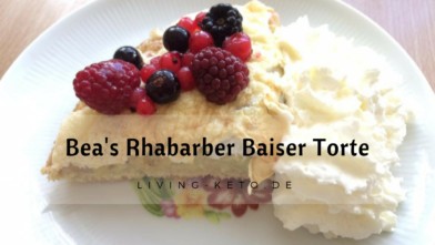 Mehr über den Artikel erfahren Bea’s Rhabarber Baiser Torte