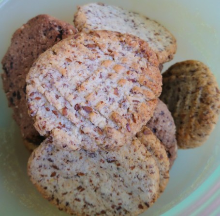 Ein Teller mit frisch gebackenen Mandel-Leinsamen-Cookies, goldbraun und knusprig. Perfekt für eine gesunde Keto-Ernährung! 