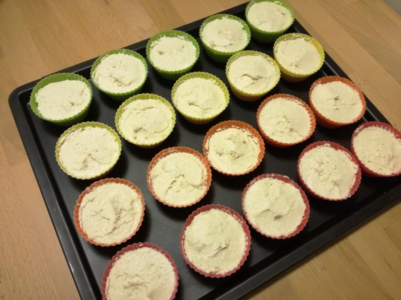 Kokos und Buttercreme Cupcakes Teig verteilen