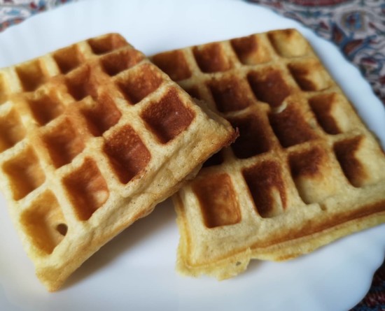 Zwei fluffige Keto Waffeln