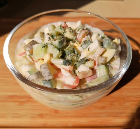 Ein köstlicher ketogener Eiersalat mit Kefir, serviert mit frischen Kräutern – eine gesunde und cremige Alternative ohne Mayonnaise.