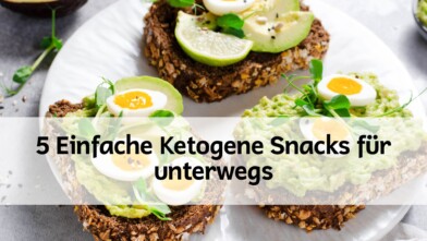 Ketogene Snacks für unterwegs – Brot mit Avocado, gekochtem Ei, Limette und frischen Kräutern auf einem Teller