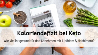 Kaloriendefizit bei Keto – Wie viel ist gesund für das Abnehmen mit Lipödem & Hashimoto? Hände mit Taschenrechner, gesunde Lebensmittel und Notizbuch.