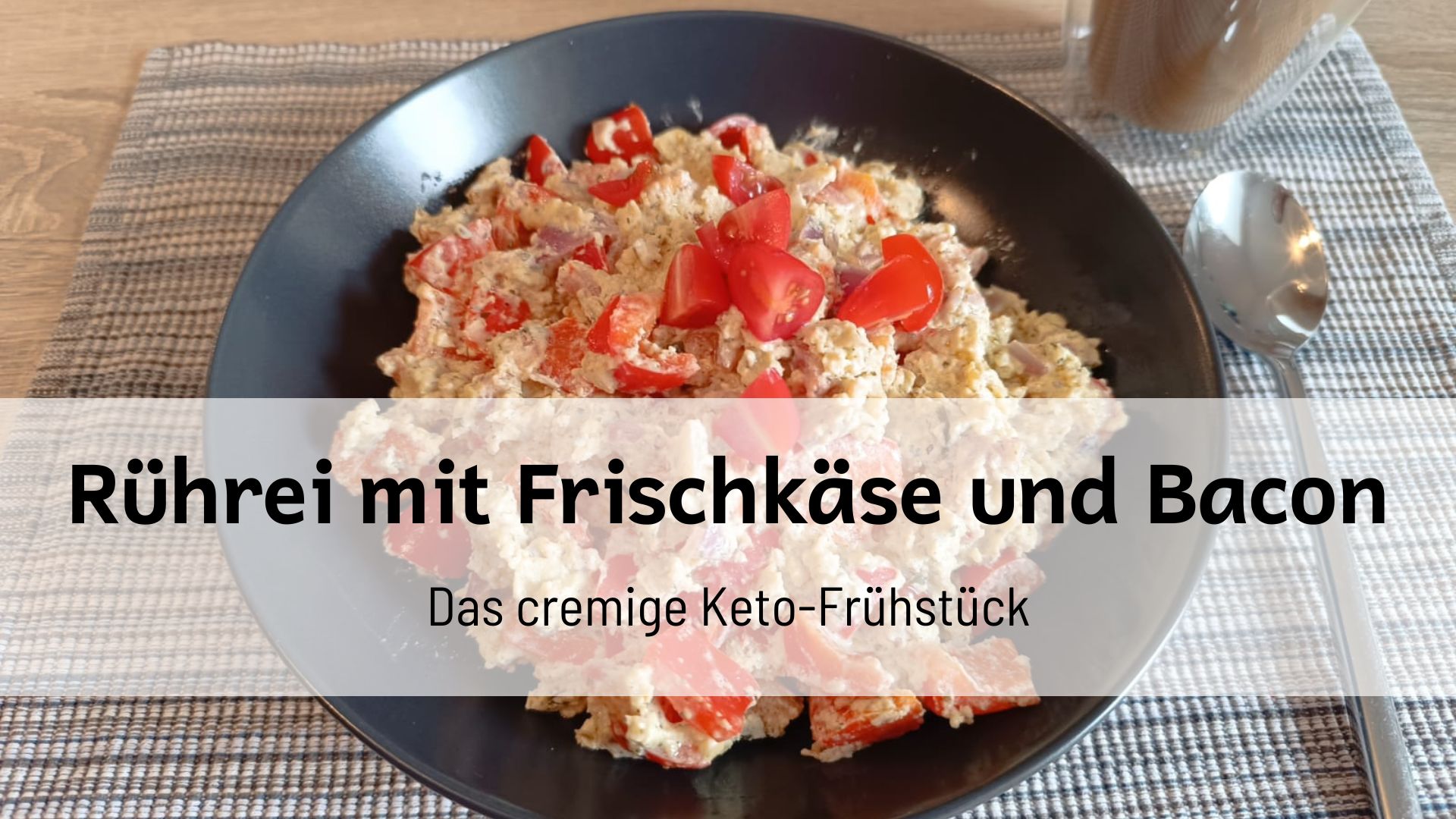 Du betrachtest gerade Rührei mit Frischkäse und Bacon – Das cremige Keto-Frühstück