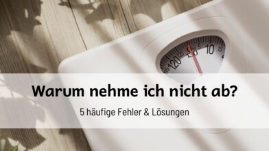 Titelbild mit Waage und der Frage „Warum nehme ich nicht ab?“ – Thematisiert die häufigsten Fehler, die die Fettverbrennung bei der ketogenen Ernährung bremsen.