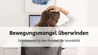 Frau sitzt am Schreibtisch und greift sich an den Nacken – Bewegungsmangel überwinden und den Kreislauf der Immobilität durchbrechen.