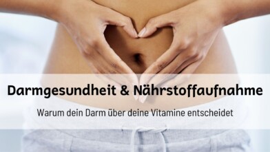 Hände formen ein Herz über dem Bauch – Symbol für Darmgesundheit und Nährstoffaufnahme.